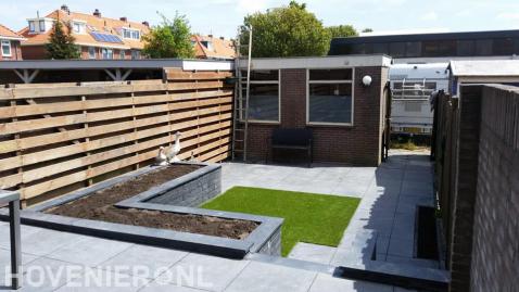 Onderhoudsarme tuin met verhoogd terras, kunstgras en betontegels 2