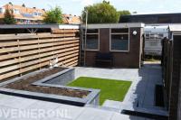 Onderhoudsarme tuin met verhoogd terras, kunstgras en betontegels 2