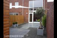 Onderhoudsarme tuin met terras, split en plantenbakken