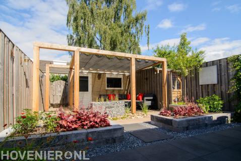 Tuinaanleg met plantenbakken, houten pergola en maatwerk waterloop