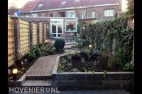 Beplanting in borders langs looppad in smalle achtertuin