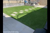 Kunstgras met staptegels