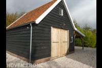 Houten schuur met pannendak