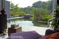 Uitzicht op zwemvijver met watermuur