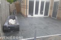 Achtertuin aanleggen met terras en plantenbak