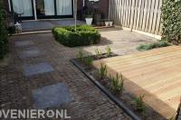 Achtertuin met bestrating en houten vlonder