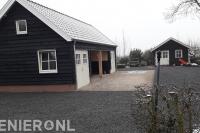 Bestrating en verharding van split rondom schuur