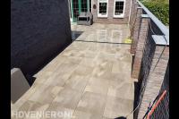 Achtertuin bestraten met natuursteen tegels