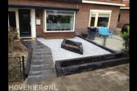 Onderhoudsvriendelijke voortuin met bestrating, grind en plantenbakken