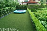 Grasmat met trampoline