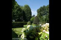 Landelijke tuin met gazon, hagen en veel groen