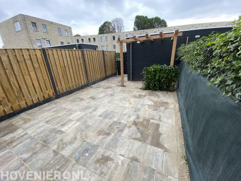 beton tegel en pergola met kliko afzetting van hedra