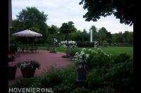 Terras van rode betonklinkers bij groot gazon