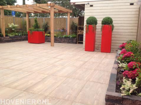 Onderhoudsvriendelijke tuin met houten pergola en rode plantenbakken 3