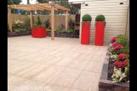 Onderhoudsvriendelijke tuin met houten pergola en rode plantenbakken 3