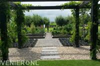 Robuuste pergola in landelijke tuin