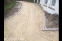 Voorbereidend grondwerk voor het bestraten van een oprit