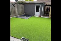 Kunstgras rondom ingebouwde trampoline