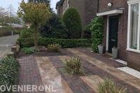Onderhoudsarme voortuin met bestrating van klinkers en siertegels 2