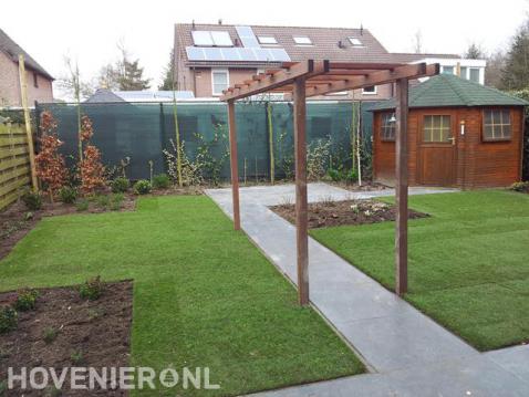 Tuinaanleg met gazon van graszoden, bestrating en houten pergola