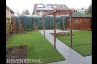 Tuinaanleg met gazon van graszoden, bestrating en houten pergola