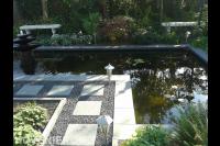 Strakke vijver met waterornament