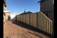 Hout beton schutting langs oprit
