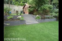 Stenen trap tussen betonnen plantenbakken