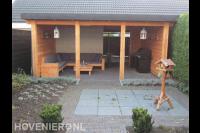 Houten overkapping met loungebank