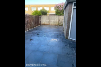 Bestrating van grote antraciet tuintegels