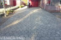 Oprit bestraten met speelse stenen