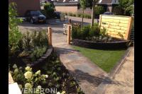 Compacte tuin met verhoogde borders en nieuwe beplanting