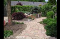 Tuin met kleurrijke beplanting en vijver 2