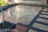 Voortuin bestraten met siertegels en waaltjes 3