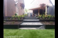 Trappetje tussen borders met hoogteverschillen