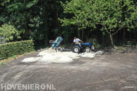 Zand aanvoeren met trekker en dumper