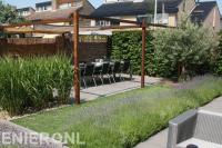 Houten pergola met harmonicadoek boven terras