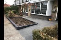 Voortuin met plantenbak
