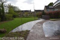 Grote tuin met terras, gazon, vijver met watermuur en pergola 1