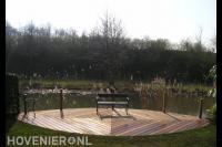 Houten vlonder aan het water