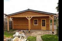 Houten schuur met overkapping
