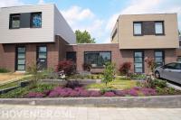 Voortuin met kleurrijke beplanting