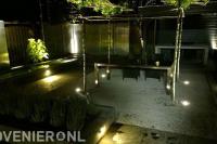 Buitenverlichting in strakke tuin