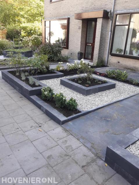 Nieuwe voortuin met strakke plantenbak