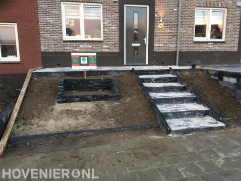 Voortuin met hoogteverschil en trappetje