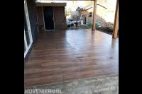 Terras van keramische tegels met houtmotief