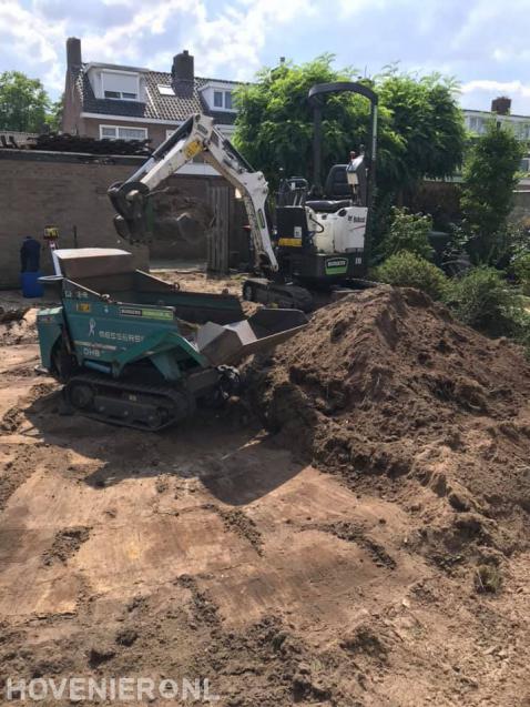 Grondwerk met minigraver en rupsdumper