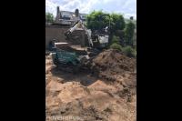 Grondwerk met minigraver en rupsdumper