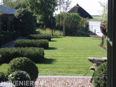 Tuin aan het water met gazon en buxus 2