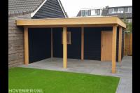 Achtertuin met kunstgras en Douglas overkapping met berging